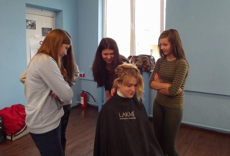 “Памперсы - класна, толькі чалавечых зносін імі не заменіш”. Валанцёрка Ірэна Лабачэўская знаёміць выхаванцаў дзіцячага дома з прафесіяй цырульніка