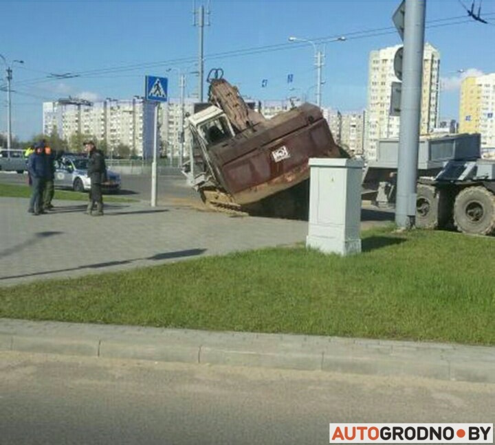 У Гродне ўранілі з платформы экскаватар
