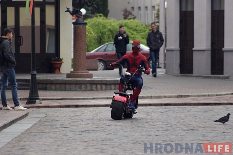 Чалавек-павук на электрасамакаце штодня катаецца па цэнтры Гродна Чалавек-павук на электрасамакаце штодня катаецца па цэнтры Гродна