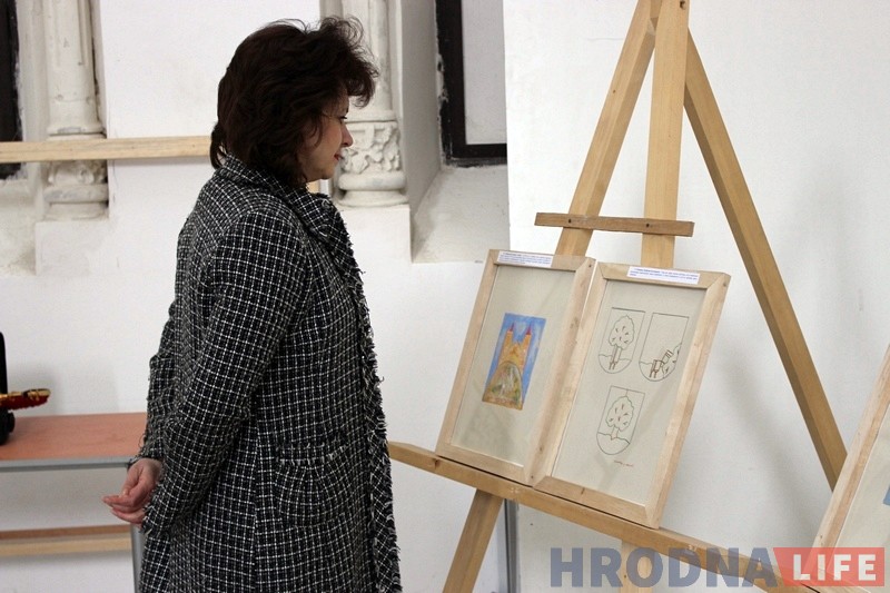 Амерыканскі мастак у гродзенскай сінагозе праз карціны распавёў аб забытых польскіх яўрэях Амерыканскі мастак у гродзенскай сінагозе праз карціны распавёў аб забытых польскіх яўрэях