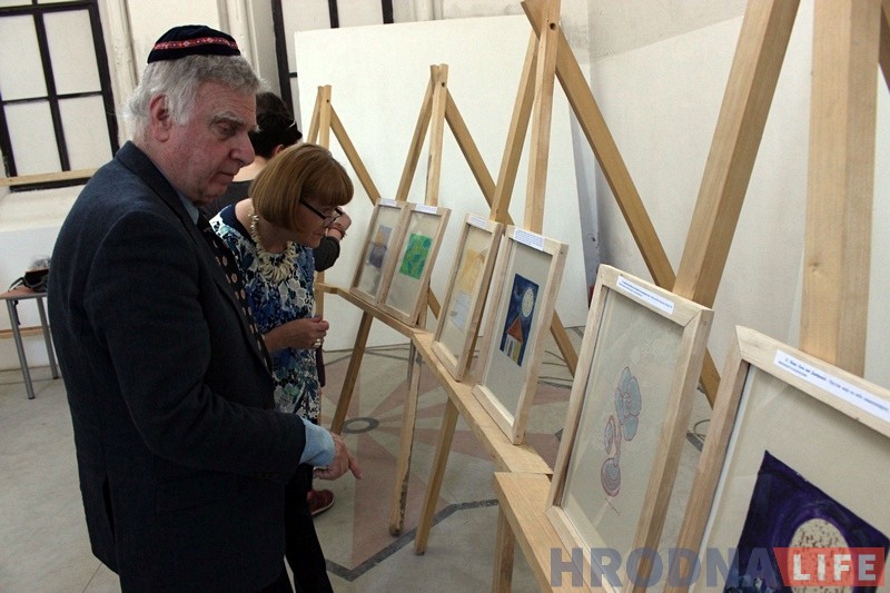 Амерыканскі мастак у гродзенскай сінагозе праз карціны распавёў аб забытых польскіх яўрэях Амерыканскі мастак у гродзенскай сінагозе праз карціны распавёў аб забытых польскіх яўрэях