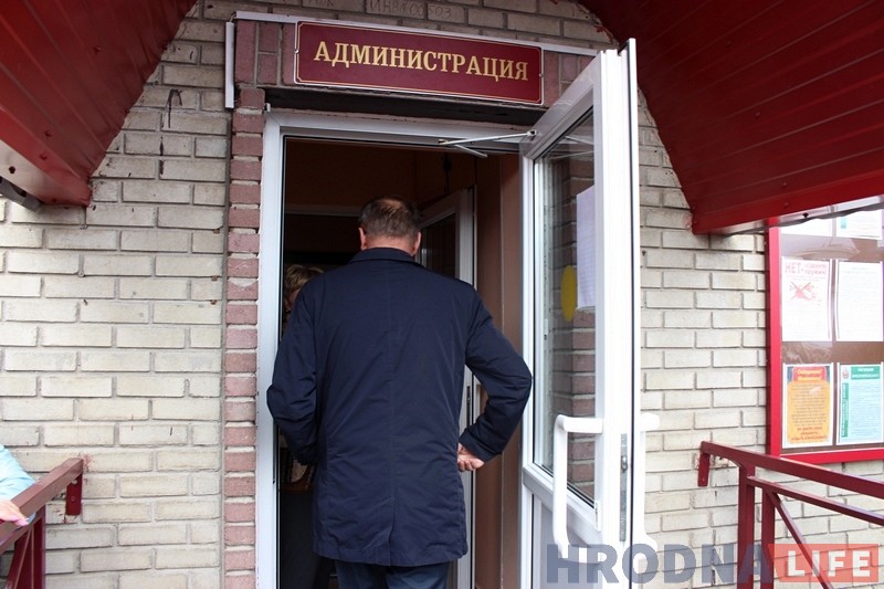 Незадаволеныя прадпрымальнікі правялі сход на рынку "Паўднёвы": загадчык размаўляць адмовіўся