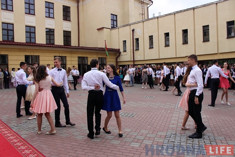 У гродзенскай гімназіі №10 прагучаў апошні званок У гродзенскай гімназіі №10 прагучаў апошні званок