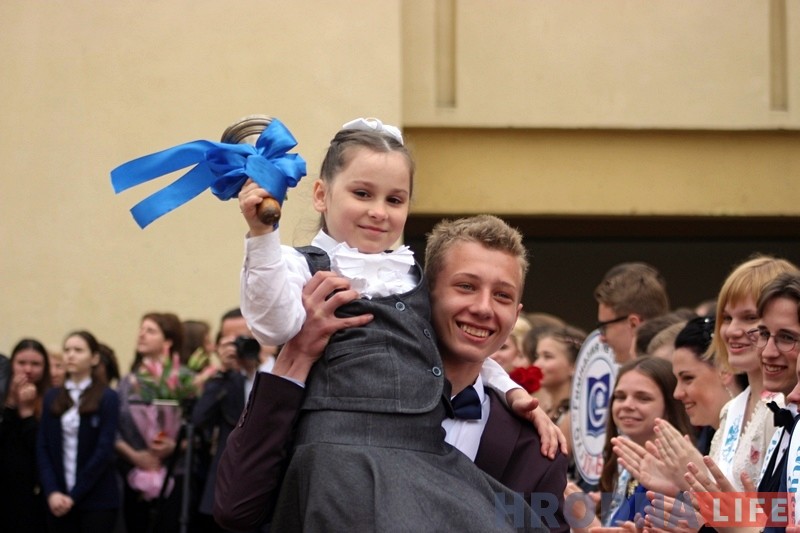 У гродзенскай гімназіі №10 прагучаў апошні званок У гродзенскай гімназіі №10 прагучаў апошні званок