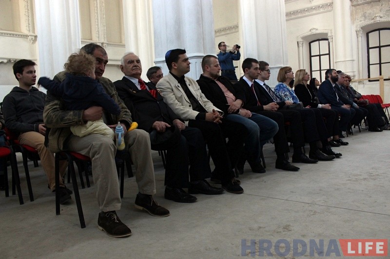 Амерыканскі мастак у гродзенскай сінагозе праз карціны распавёў аб забытых польскіх яўрэях Амерыканскі мастак у гродзенскай сінагозе праз карціны распавёў аб забытых польскіх яўрэях