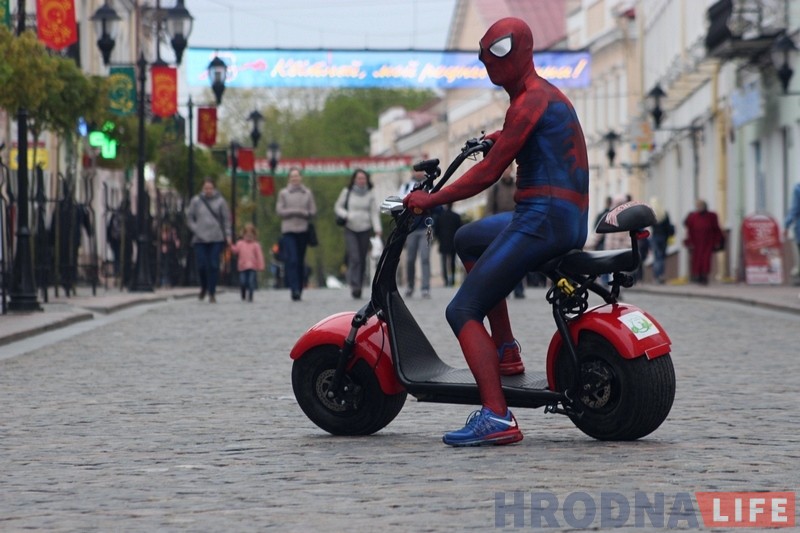 Чалавек-павук на электрасамакаце штодня катаецца па цэнтры Гродна Чалавек-павук на электрасамакаце штодня катаецца па цэнтры Гродна