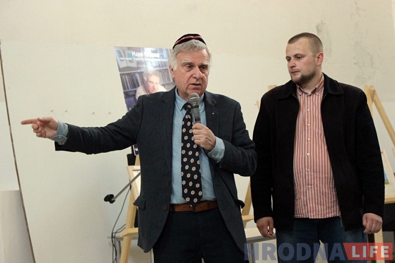 Амерыканскі мастак у гродзенскай сінагозе праз карціны распавёў аб забытых польскіх яўрэях Амерыканскі мастак у гродзенскай сінагозе праз карціны распавёў аб забытых польскіх яўрэях