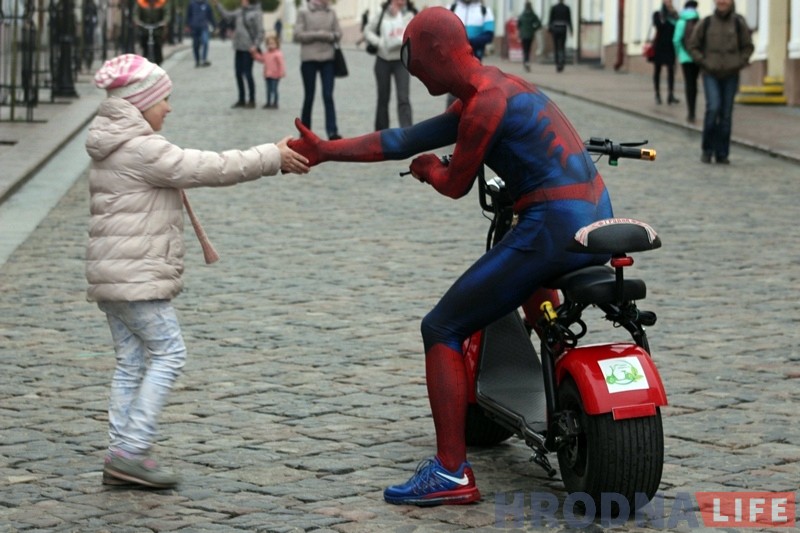 Чалавек-павук на электрасамакаце штодня катаецца па цэнтры Гродна Чалавек-павук на электрасамакаце штодня катаецца па цэнтры Гродна