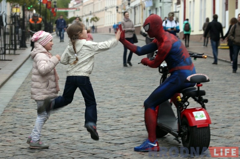 Чалавек-павук на электрасамакаце штодня катаецца па цэнтры Гродна Чалавек-павук на электрасамакаце штодня катаецца па цэнтры Гродна
