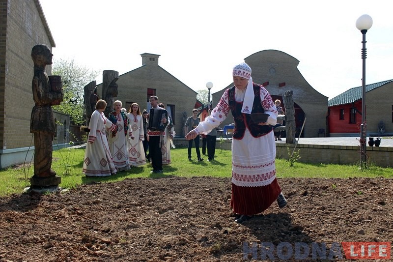 Пасеў, майстар-класы і паказ мод: у цэнтры "Спадчына" прайшло свята ільну Пасеў, майстар-класы і паказ мод: у цэнтры "Спадчына" прайшло свята ільну