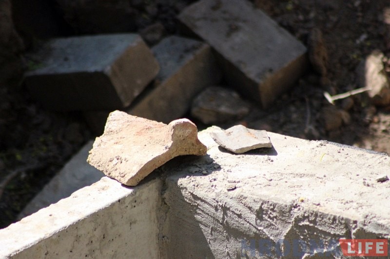 Археолаг абследаваў тэрыторыю ля Фары Вітаўта: дахоўка, косці жывёл і будаўнічае смецце Археолаг абследаваў тэрыторыю ля Фары Вітаўта: дахоўка, косці жывёл і будаўнічае смецце