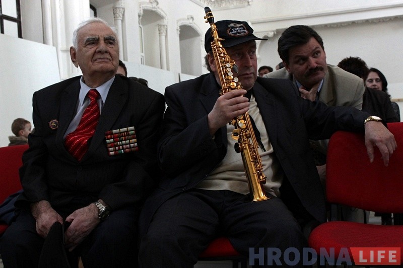 Амерыканскі мастак у гродзенскай сінагозе праз карціны распавёў аб забытых польскіх яўрэях Амерыканскі мастак у гродзенскай сінагозе праз карціны распавёў аб забытых польскіх яўрэях