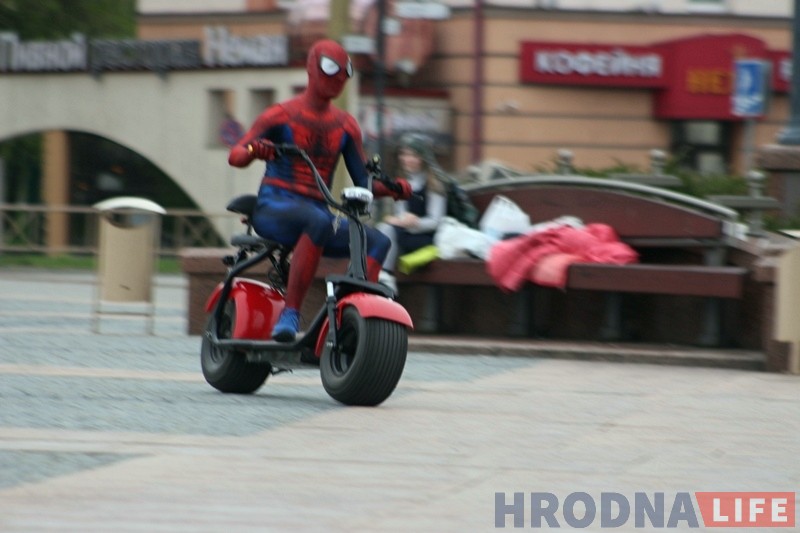 Чалавек-павук на электрасамакаце штодня катаецца па цэнтры Гродна Чалавек-павук на электрасамакаце штодня катаецца па цэнтры Гродна