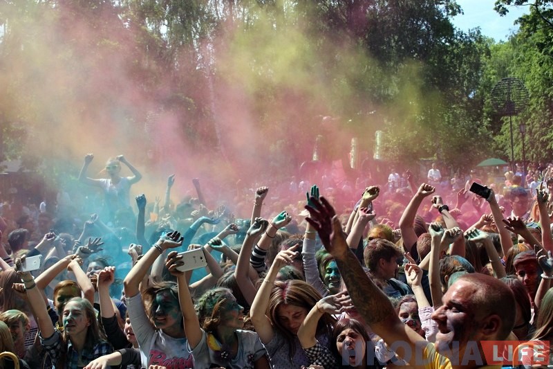 У парку Жылібера праходзіць фестываль фарбаў ColorFest У парку Жылібера праходзіць фестываль фарбаў ColorFest