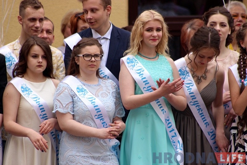 У гродзенскай гімназіі №10 прагучаў апошні званок У гродзенскай гімназіі №10 прагучаў апошні званок