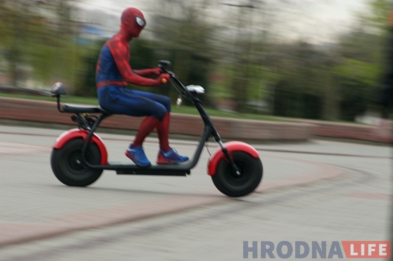 Чалавек-павук на электрасамакаце штодня катаецца па цэнтры Гродна Чалавек-павук на электрасамакаце штодня катаецца па цэнтры Гродна