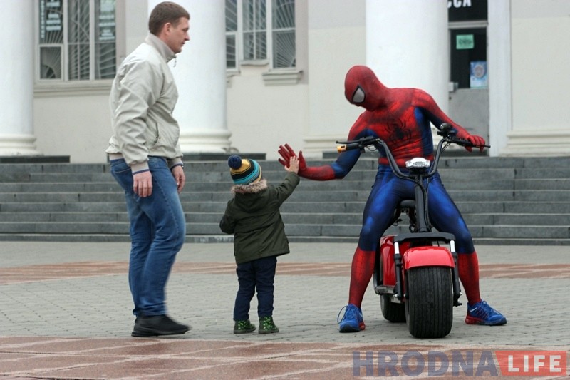 Чалавек-павук на электрасамакаце штодня катаецца па цэнтры Гродна Чалавек-павук на электрасамакаце штодня катаецца па цэнтры Гродна