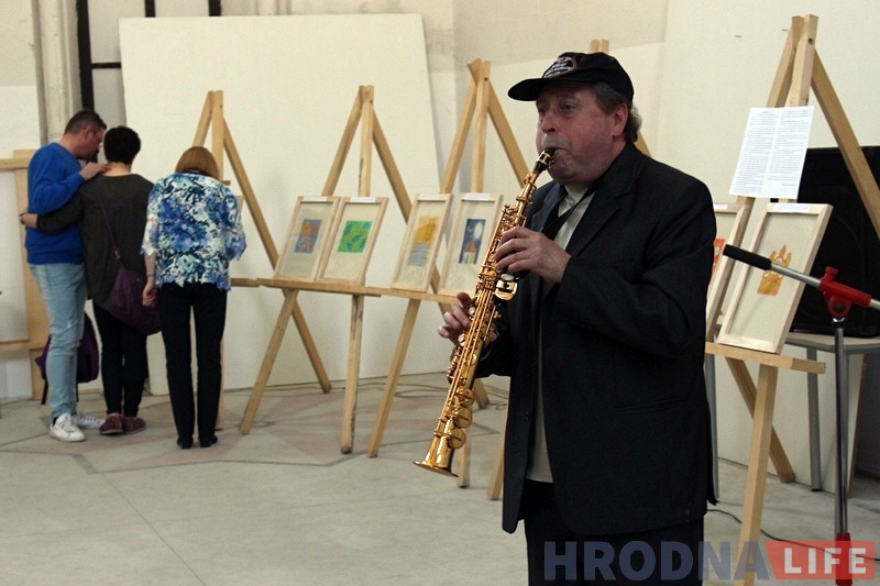 Амерыканскі мастак у гродзенскай сінагозе праз карціны распавёў аб забытых польскіх яўрэях Амерыканскі мастак у гродзенскай сінагозе праз карціны распавёў аб забытых польскіх яўрэях