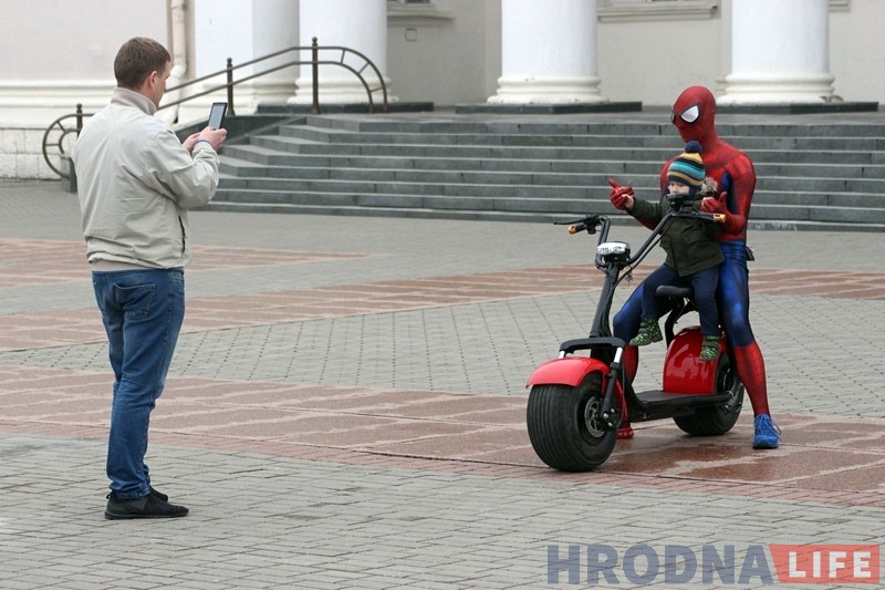 Чалавек-павук на электрасамакаце штодня катаецца па цэнтры Гродна Чалавек-павук на электрасамакаце штодня катаецца па цэнтры Гродна