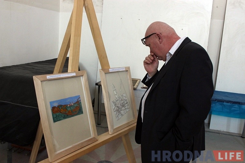 Амерыканскі мастак у гродзенскай сінагозе праз карціны распавёў аб забытых польскіх яўрэях Амерыканскі мастак у гродзенскай сінагозе праз карціны распавёў аб забытых польскіх яўрэях