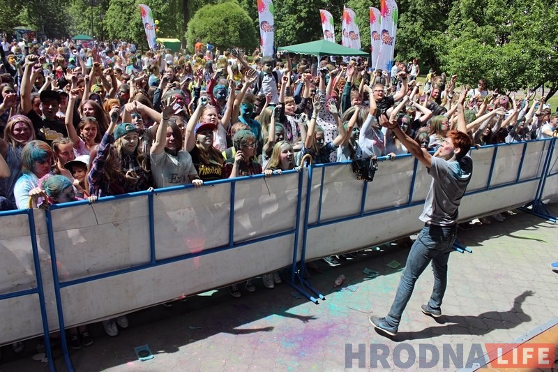 У парку Жылібера праходзіць фестываль фарбаў ColorFest У парку Жылібера праходзіць фестываль фарбаў ColorFest