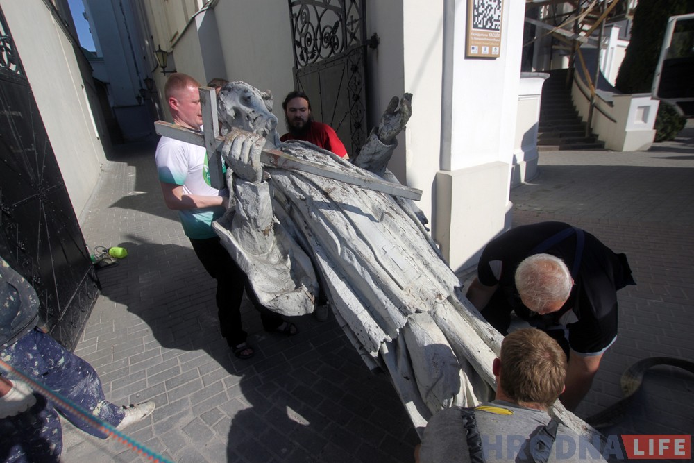 З фасада Фарнага касцёла ў Гродне знялі святых