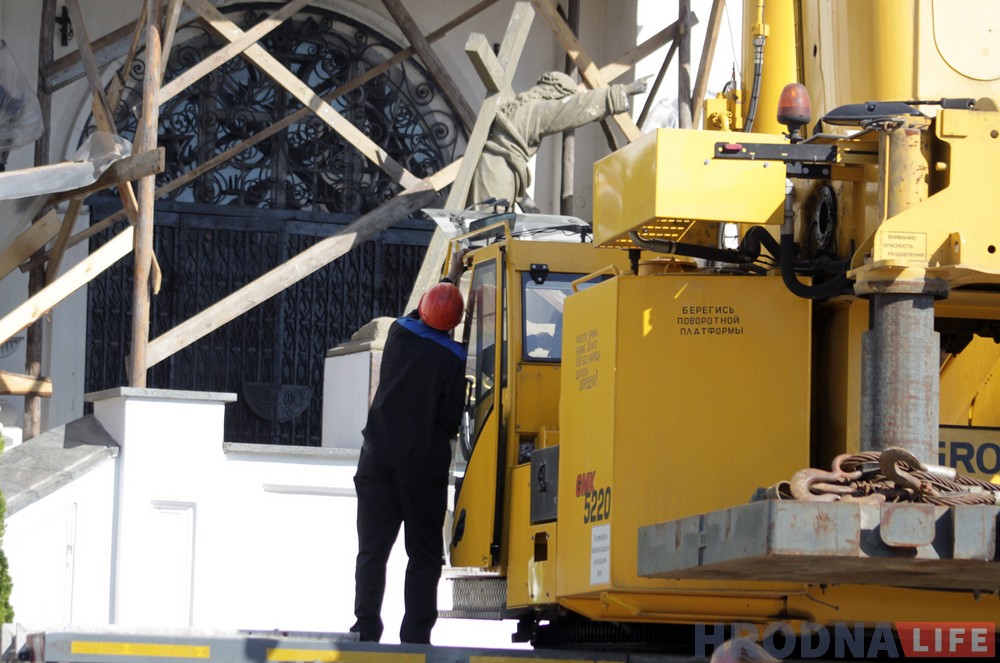 З фасада Фарнага касцёла ў Гродне знялі святых