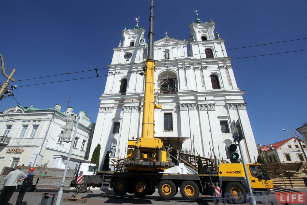 З фасада Фарнага касцёла ў Гродне знялі святых