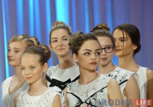 Навучыліся ўсміхацца і не спатыкацца. Выпускніцы подыум-школы прадэманстравалі калекцыі гродзенскіх дызайнераў і ўласнае майстэрства