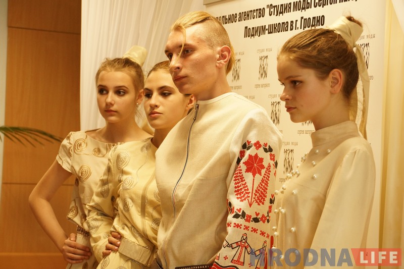 Навучыліся ўсміхацца і не спатыкацца. Выпускніцы подыум-школы прадэманстравалі калекцыі гродзенскіх дызайнераў і ўласнае майстэрства