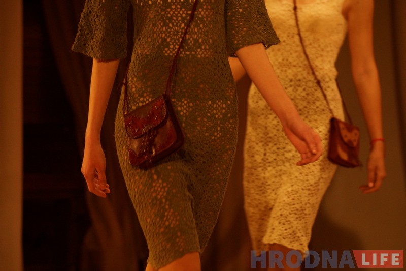 Навучыліся ўсміхацца і не спатыкацца. Выпускніцы подыум-школы прадэманстравалі калекцыі гродзенскіх дызайнераў і ўласнае майстэрства