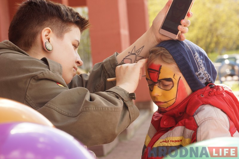 Можна ў крэсле, а можна пад сталом. Дзе стрыгчыся ў “Падстрыгульках” вырашаюць малыя кліенты