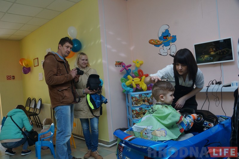 Можна ў крэсле, а можна пад сталом. Дзе стрыгчыся ў “Падстрыгульках” вырашаюць малыя кліенты