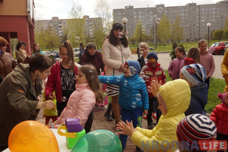 Можна ў крэсле, а можна пад сталом. Дзе стрыгчыся ў “Падстрыгульках” вырашаюць малыя кліенты