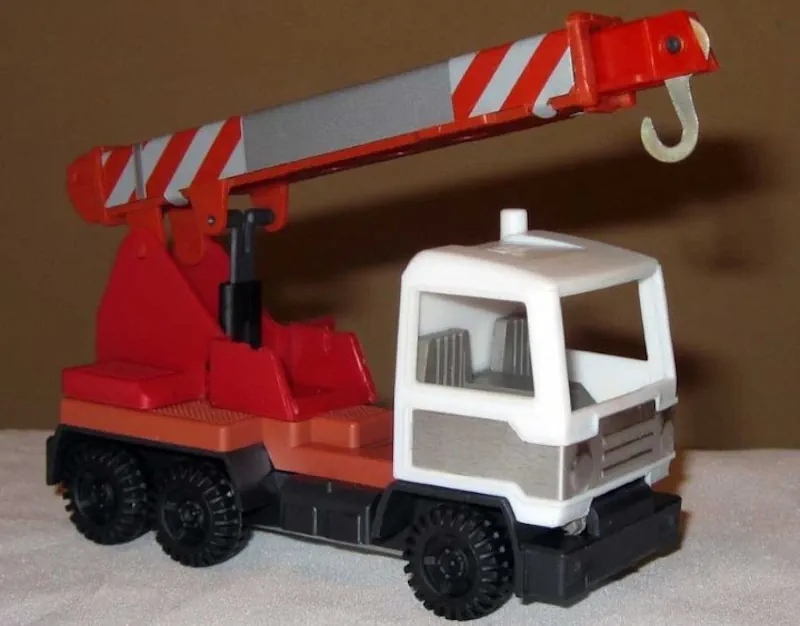 Калі МАЗы былі маленькімі. Што і калі выпускала гродзенская фабрыка цацак Машынка-кран, якую рабілі на фабрыцы цацак на вуліцы Белуша ў Гродне. Фота з архіву выдання "Твой стыль"