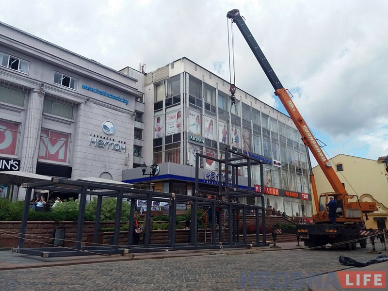 На Савецкай пачалі ўсталёўваць шахту для ліфта на назіральную пляцоўку "Нёмана"