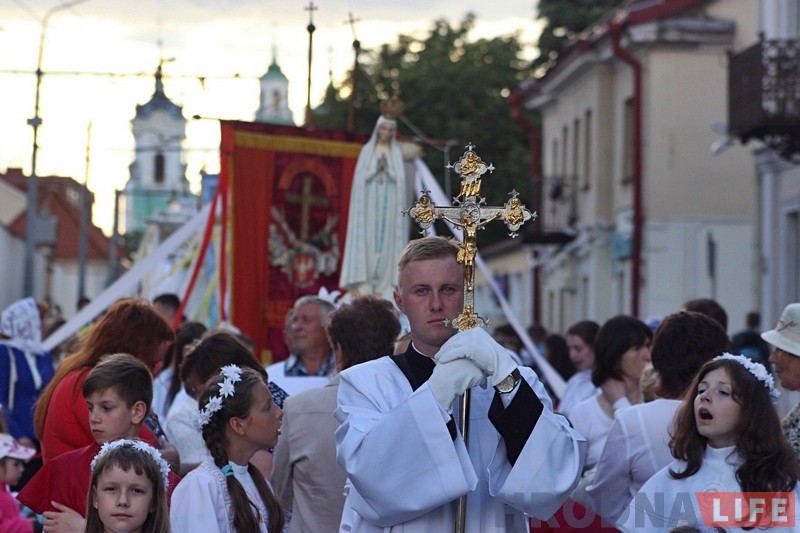 Тысячы каталікоў прайшлі па вуліцах Гродна ў свята Божага цела (ФОТА) Тысячы каталікоў прайшлі па вуліцах Гродна ў свята Божага цела (ФОТА)