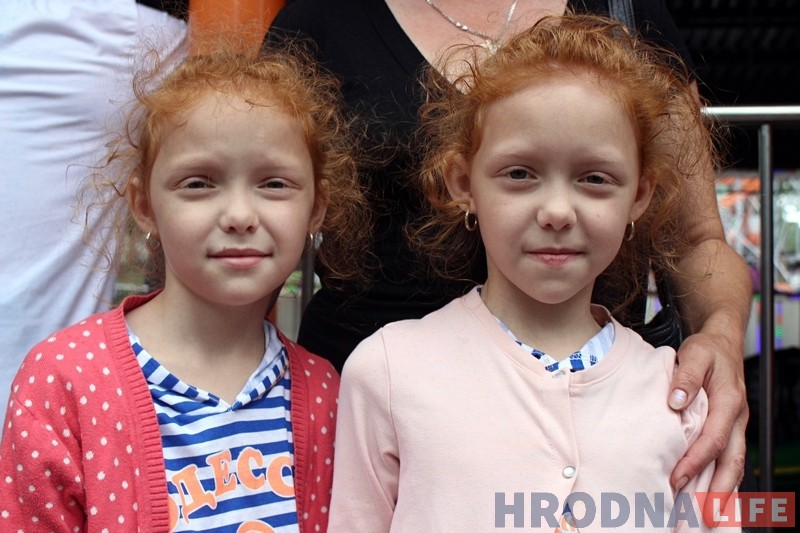 "Мы не двайняткі - мы трайняткі". У парку атракцыёнаў сабраліся аднолькавыя гродзенцы "Мы не двайняткі - мы трайняткі". У парку атракцыёнаў сабраліся аднолькавыя гродзенцы