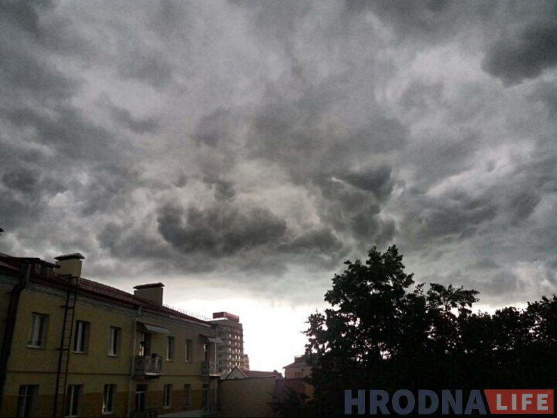 Першая буйная навальніца гэтага лета прайшла ў Гродне: фота наступстваў Першая буйная навальніца гэтага лета прайшла ў Гродне: фота наступстваў