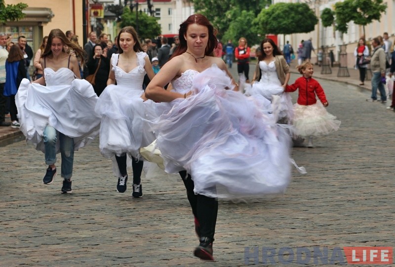 У Дзень абароны дзяцей у Гродне прайшоў дзіцячы парад, а таксама забег нявест і слінгамам У Дзень абароны дзяцей у Гродне прайшоў дзіцячы парад, а таксама забег нявест і слінгамам
