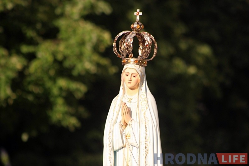 Тысячы каталікоў прайшлі па вуліцах Гродна ў свята Божага цела (ФОТА) Тысячы каталікоў прайшлі па вуліцах Гродна ў свята Божага цела (ФОТА)