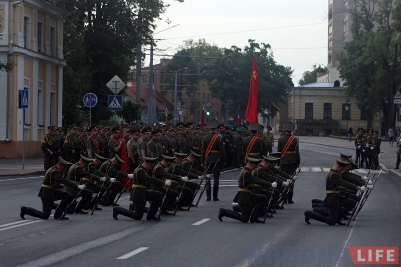У цэнтры Гродна прайшла рэпетыцыя парада да Дня Незалежнасці У цэнтры Гродна прайшла рэпетыцыя парада да Дня Незалежнасці