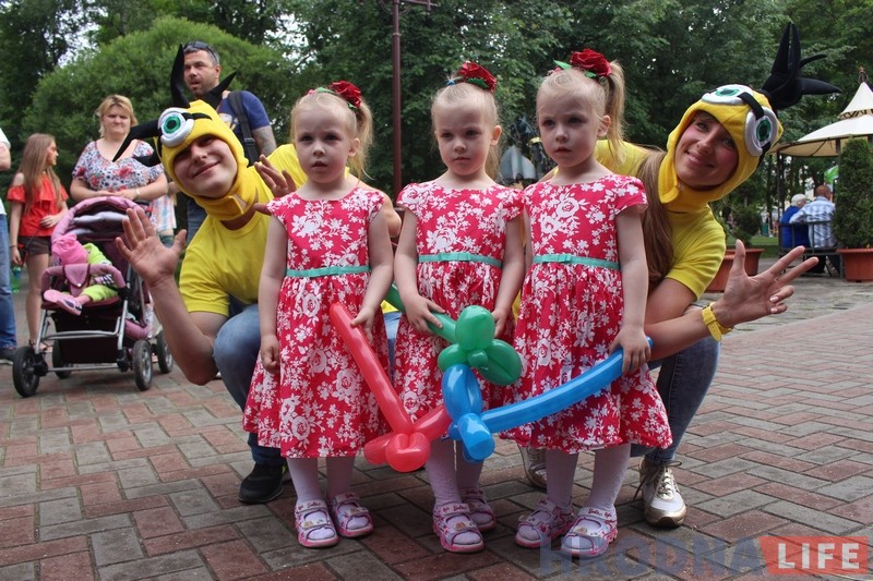 "Мы не двайняткі - мы трайняткі". У парку атракцыёнаў сабраліся аднолькавыя гродзенцы "Мы не двайняткі - мы трайняткі". У парку атракцыёнаў сабраліся аднолькавыя гродзенцы