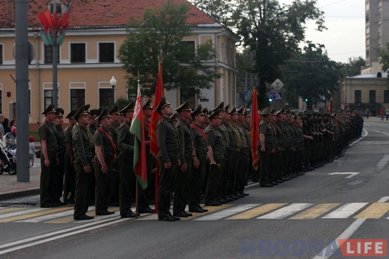 У цэнтры Гродна прайшла рэпетыцыя парада да Дня Незалежнасці У цэнтры Гродна прайшла рэпетыцыя парада да Дня Незалежнасці