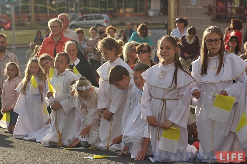 Тысячы каталікоў прайшлі па вуліцах Гродна ў свята Божага цела (ФОТА) Тысячы каталікоў прайшлі па вуліцах Гродна ў свята Божага цела (ФОТА)