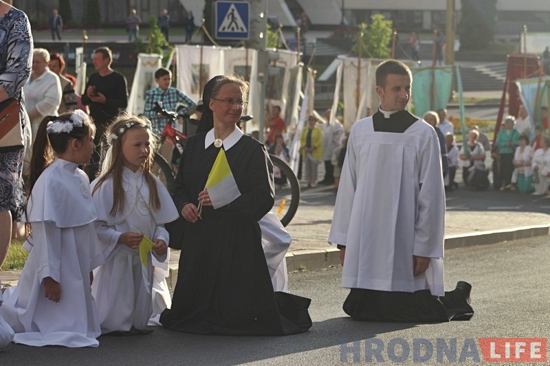 Тысячы каталікоў прайшлі па вуліцах Гродна ў свята Божага цела (ФОТА) Тысячы каталікоў прайшлі па вуліцах Гродна ў свята Божага цела (ФОТА)