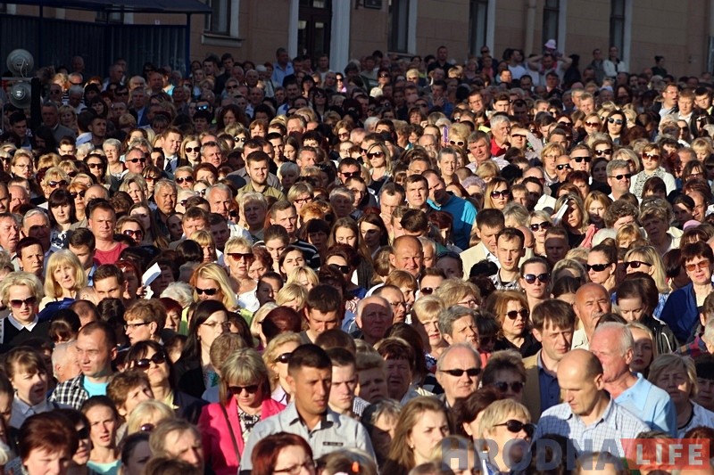 Тысячы каталікоў прайшлі па вуліцах Гродна ў свята Божага цела (ФОТА) Тысячы каталікоў прайшлі па вуліцах Гродна ў свята Божага цела (ФОТА)