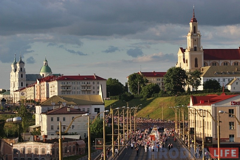 Тысячы каталікоў прайшлі па вуліцах Гродна ў свята Божага цела (ФОТА) Тысячы каталікоў прайшлі па вуліцах Гродна ў свята Божага цела (ФОТА)