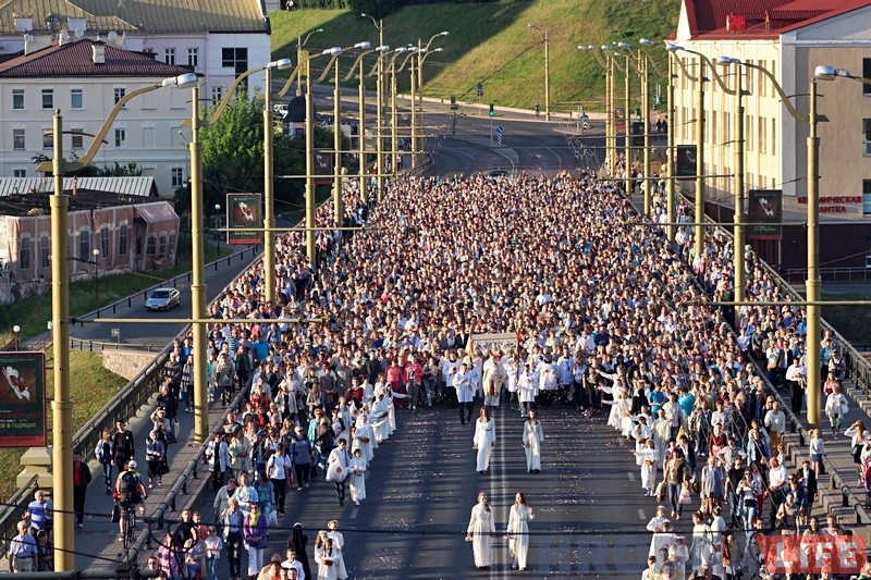 Тысячы каталікоў прайшлі па вуліцах Гродна ў свята Божага цела (ФОТА) Тысячы каталікоў прайшлі па вуліцах Гродна ў свята Божага цела (ФОТА)