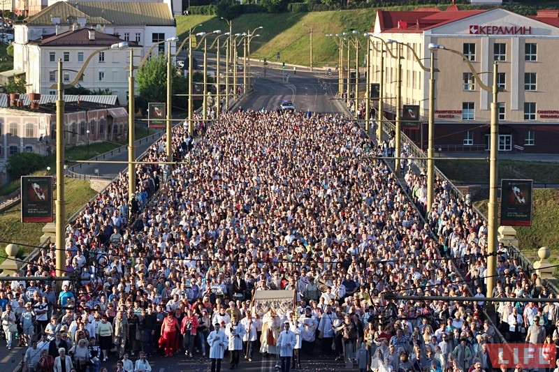 Тысячы каталікоў прайшлі па вуліцах Гродна ў свята Божага цела (ФОТА) Тысячы каталікоў прайшлі па вуліцах Гродна ў свята Божага цела (ФОТА)